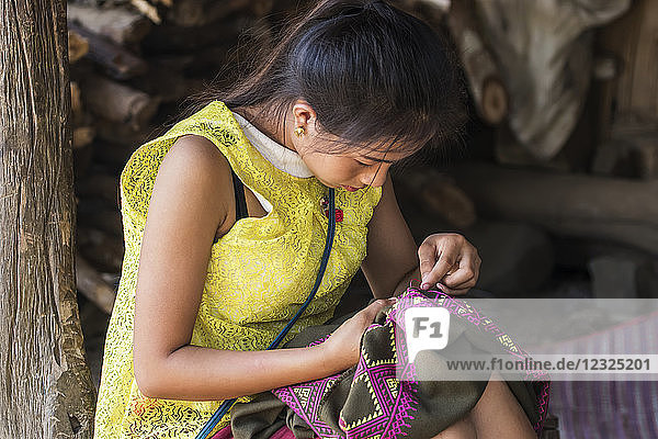 Hmong-Frau bei der Herstellung von Stickereien  Dorf Na Aouan; Luang Prabang  Laos