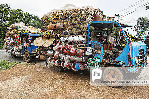 Kambodschanische Lastwagen mit Töpfen und Pfannen zum Verkauf in der Nähe des Grenzübergangs Steung Trang; Steung Trang  Kambodscha