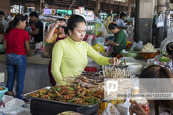Satay-Verkäufer in der zentralen Markthalle; Phnom Penh  Kambodscha