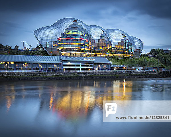 Überlegungen zur Konzerthalle Sage Gateshead im Fluss Tyne; Gateshead  Tyne and Wear  England