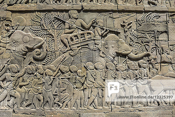 Flachrelief-Schlachtszene zwischen den Armeen der Khmer und Cham mit Elefanten auf der östlichen Galerie des Bayon; Angkor Thom  Siem Reap  Kambodscha