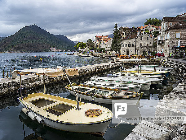 Häuser und Boote entlang der Bucht von Kotor; Perast  Kotor  Montenegro