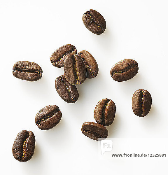 Geröstete Kaffeebohnen auf einem weißen Hintergrund