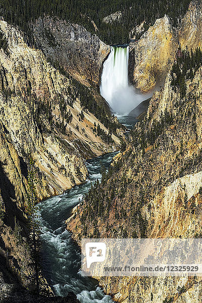 Wasserfall und Fluss in zerklüftetem Gelände  Yellowstone National Park  Wyoming  Vereinigte Staaten von Amerika