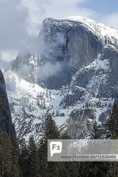 Half Dome mit Schnee im Winter  Yosemite Valley  Yosemite National Park; Kalifornien  Vereinigte Staaten von Amerika