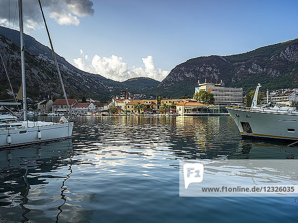 Häuser und Boote entlang der Bucht von Kotor; Kotor  Montenegro