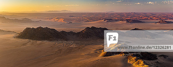 Luftaufnahme der Sanddünen der Namib-Wüste bei Sonnenaufgang; Sossusvlei  Hardap-Region  Namibia