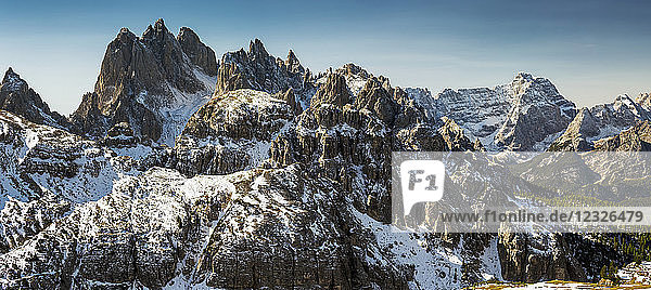 Schroffe  schneebedeckte Bergkette mit blauem Himmel; Innichen  Bozen  Italien