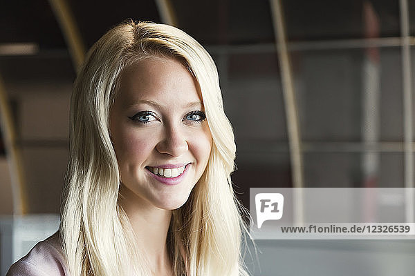 Business-Porträt einer schönen jungen Geschäftsfrau mit langen blonden Haaren am Arbeitsplatz; Sherwood Park  Alberta  Kanada