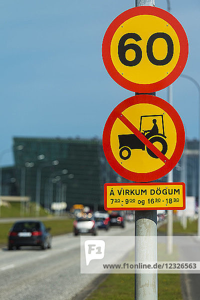 Straßenschild  das Traktoren auf einer Hauptstraße verbietet; Reykjavik  Island