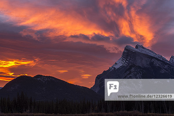 Dramatisch leuchtende Wolken über den schroffen Gipfeln der Rocky Mountains im Banff National Park; Banff  Alberta  Kanada
