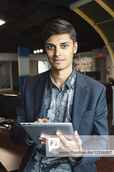 Junger Millennial-Geschäftsmann  der seine Technologie am Arbeitsplatz nutzt; Sherwood Park  Alberta  Kanada