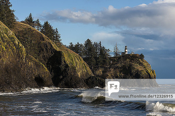 Wellen brechen am Cape Disappointment an der Mündung des Columbia River; Ilwaco  Washington  Vereinigte Staaten von Amerika