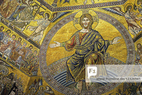 Nahaufnahme des Goldmosaiks von Christus und Figuren in der Kuppel der Kathedrale von Florenz; Florenz  Toskana  Italien