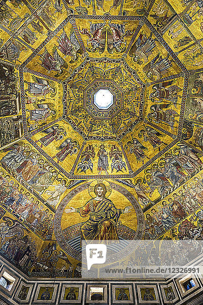 Blick von unten auf die Kuppel und die Goldmosaike mit Christus und Figuren in der Kathedrale von Florenz; Florenz  Toskana  Italien