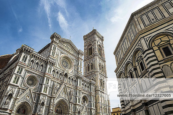 Große dekorative Kathedrale mit Turm und blauem Himmel und Wolken; Florenz  Toskana  Italien
