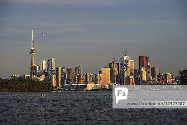 Skyline von Toronto und Ontariosee am frühen Morgen; Toronto  Ontario  Kanada