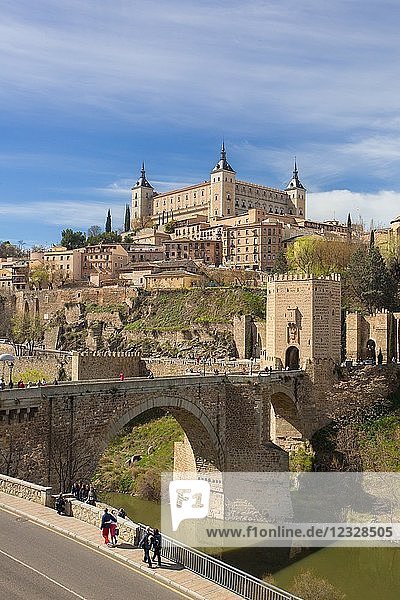 Spanien  Toledo Stadt  (W.H.)  Alcantara Brücke und Alcazar Schloss