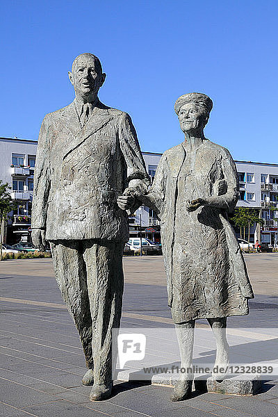 Frankreich  Hauts de France  Departement Pas de Calais (62)  Calais  Charles und Yvonne De Gaulle (Skulptur von Elisabeth Cibot 2013)