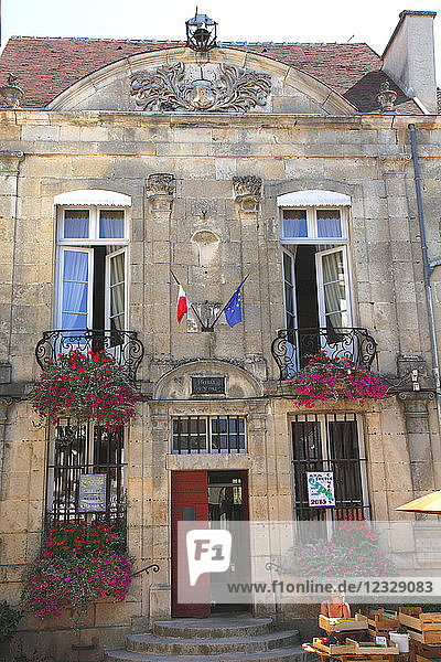 Frankreich  Region Bourgogne Franche Comte (Burgund)  Departement Yonne  Rathaus von Noyers oder Noyers sur Serein (schönstes Dorf Frankreichs)