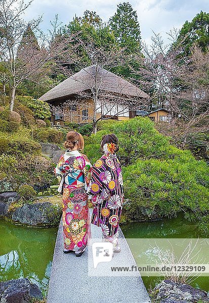Japan  Kyoto Stadt  Mädchen im Garten