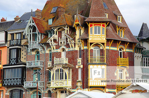 Frankreich  Hauts de France  Departement Somme (80)  Mers les Bains  Häuser an der Strandpromenade