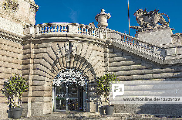 Frankreich  Ile de France  Paris  7. Arrondissement  Eingang des Restaurants Faust unter der Brücke Alexander III