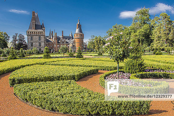 Frankreich  Centre Val de Loire  Eure et Loir  Chateau de Maintenon und französischer formaler Garten
