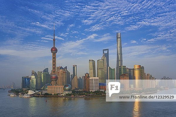 China  Shanghai Stadt  Pudong Bezirk Skyline  Huanpu Fluss