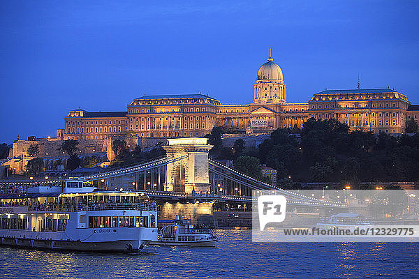 Ungarn  Budapest  Kettenbrücke  Königspalast  Fluss Donau