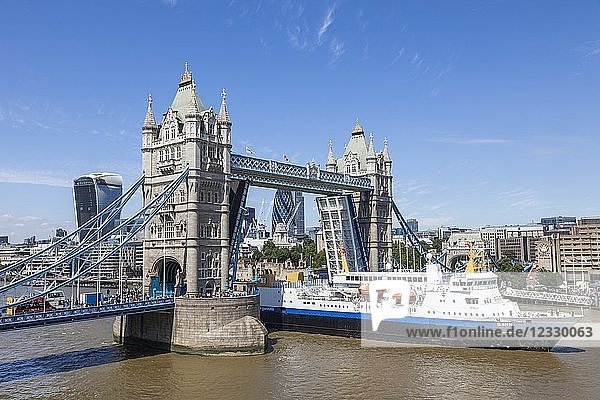 England London Tower Bridge und Kreuzfahrtschiff