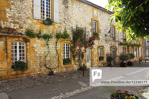 Frankreich  Nouvelle Aquitaine  Departement Dordogne (24)  Monpazier  mittelalterliches Dorf  das Rathaus  (Schönstes Dorf Frankreichs)