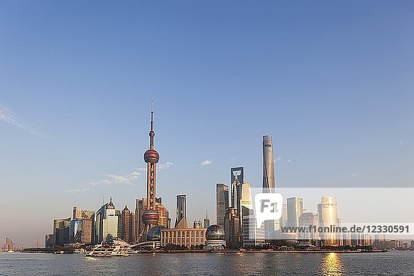 China Shanghai Pudong Skyline und Huangpu Fluss