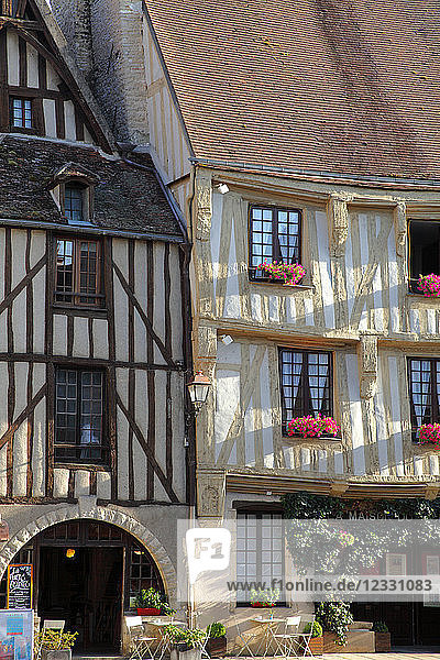 Frankreich  Region Bourgogne Franche Comte (Burgund)  Departement Yonne  Noyers oder Noyers sur Serein (das schönste Dorf Frankreichs)  Rathausplatz