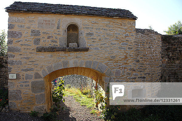 Frankreich  Bourgogne Franche Comte  Cote d'or (21)  Flavigny sur Ozerain (schönste Dörfer Frankreichs) poterne gate (15. Jahrhundert)