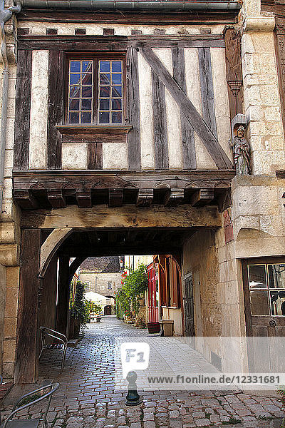 Frankreich  Region Bourgogne Franche Comte (Burgund)  Departement Yonne  Noyers oder Noyers sur Serein (schönstes Dorf Frankreichs) Straße Poids du Roy