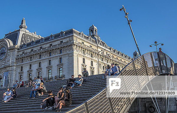 Frankreich  Ile de France  Paris  7. Arrondissement  Stahltribüne auf der Bank am Fuße des Musee d'Orsay