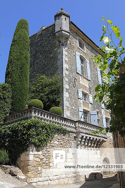 Frankreich  Provence Alpes Cote d'Azur  Departement Vaucluse (84)  Naturpark Luberon  Menerbes (schönstes Dorf Frankreichs) mittelalterliches Haus  (Hotel de Carmejane)