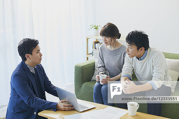 Japanisches Paar im Gespräch mit Verkäufer
