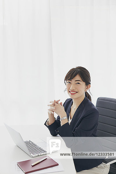 Japanische Geschäftsfrau bei der Arbeit