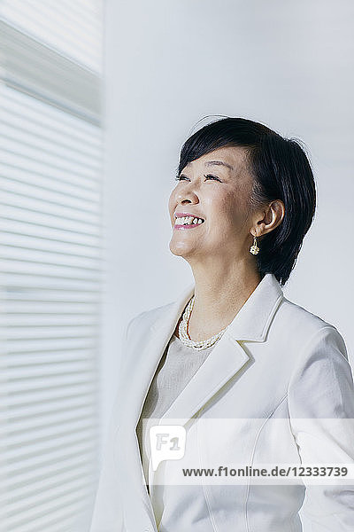 Japanische Senior-Geschäftsfrau im Büro
