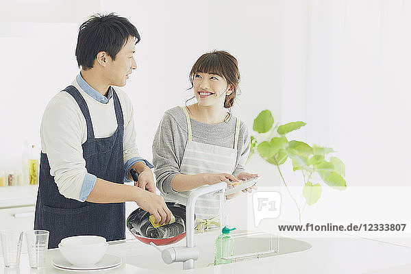 Japanisches Paar beim Kochen in der Küche