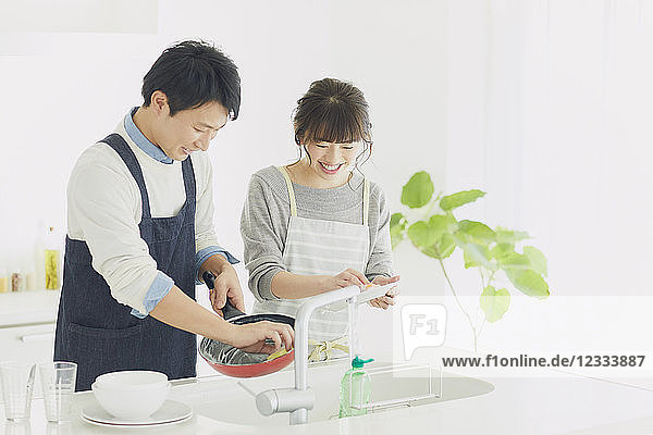 Japanisches Paar beim Kochen in der Küche