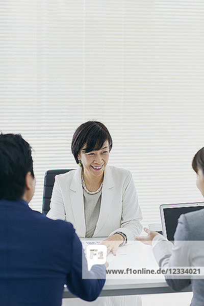 Japanische Senior-Geschäftsfrau bei einer Besprechung im Büro
