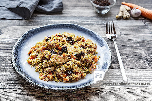 Bulgur with chicken meat,  carrot,  ginger and raisins