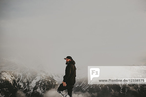 Mann auf schneebedecktem Berg  Abbotsford  Kanada