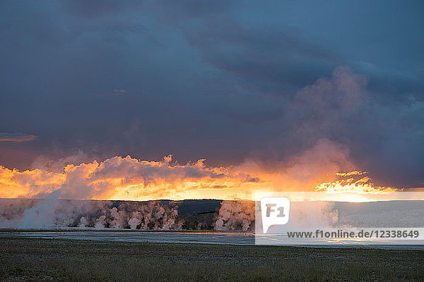 Landschaft mit dampfenden Geysiren bei Sonnenuntergang  Yellowstone-Nationalpark  Wyoming  USA