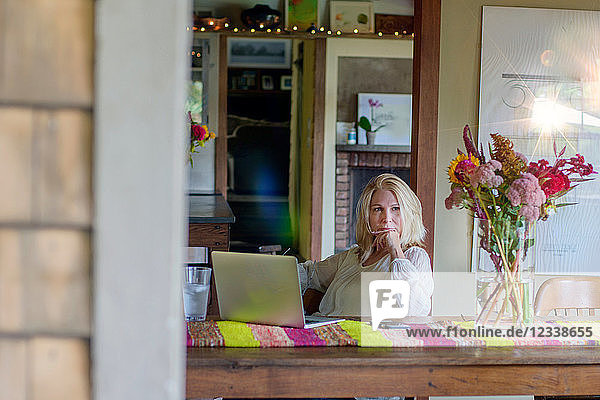 Frau am Schreibtisch mit Laptop-Computer