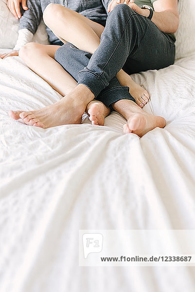 Paar entspannt auf dem Bett  Beine verschränkt  gestutzt