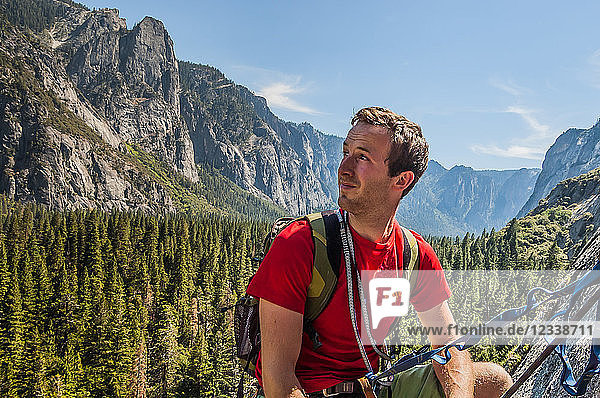 Felskletterer  Blick in die Ferne  Yosemite National Park  Vereinigte Staaten